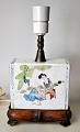 Kinesisk 
hovedpude i 
porcelæn, 
omgjort til 
lampe, 19. årh. 
Med håndmalede 
dekorationer. 
På ...