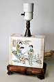 Kinesisk 
hovedpude i 
porcelæn, 
omgjort til 
lampe, 20. årh. 
Med 
dekorationer i 
overføringteknik.
 ...