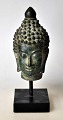 Buddha buste i 
bronze, 20. 
årh. På træfod. 
H.: 12 cm. På 
fod: 17 cm. 