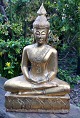 Buddha figur i 
forgyldt træ, 
20. årh. Isat 
grønt glas og 
spejle. H.: 49 
cm. B.: 30,5 
cm. 