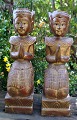 Par 
tempelvogtere i 
træ, Thailand, 
20. årh. 
Forgyldt og 
bemalet. H: 38 
cm. B: 11 cm. 
D: 12 cm. 