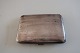 Cigaretetui
Sølv
Stemplet: I.W.
8,5cm x 6cm
Flot stand
Varenr.: 
KL1005