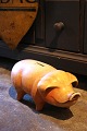 Dekorativ stor 
gammel 
sparegris i 
terrakotta fra 
40érne med en 
fin patina. H: 
16cm. L: 38cm.