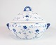 Terrin nr. 5 
fra Bing & 
Grøndahl i 
klassisk 
musselmalet 
porcelæn. 
Dekoreret med 
håndmalet ...