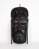 Afrikansk 
maske, 
håndskåret i 
mørkt træ, 
typisk for 
traditionelle 
ceremonier og 
ritualer i 
Vest- ...