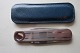 For samleren
Vintage 
lommeknivmed 
blåt etui, som 
med "guld" er 
stemplet "FORD"
L: 8cm
God ...