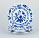 Et sæt på fire 
middagstallerkener 
i porcelæn. 
Løgmønstret 
dekoration.
Ca. Tyskland, 
...