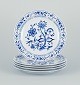Kahla, 
Tyskland.
Et sæt på fem 
frokosttallerkener 
i porcelæn. 
Løgmønstret 
dekoration.
Ca. ...