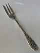 Kagegaffel 
Snirkel, 
Sølvplet bestik
Længde 15,2 
cm.
Brugt velholdt 
stand.