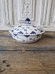 Royal 
Copenhagen 
Musselmalet 
helblonde 
lågfad 
No. 1128, 1. 
sortering
Højde 13 cm. 
Diameter 22 ...