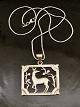 Art deco 830 
sølv vedhæng 
3,7 x 3,5 cm. 
og sterling 
sølv kæde 43 
cm. emne nr. 
610137