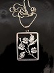 Art deco 830 
sølv vedhæng 5 
x 3,5 cm. og 
sterling sølv 
kæde 42 cm. 
emne nr. 610185