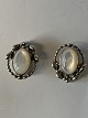 Georg Jensen 
sterlingsølv 
Heritage 
Årssmykke 2021, 
øreclips og 
prydet med hvid 
perlemor,
De ...