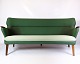 Grøn Sofa model 
220, med lyst 
hyndebetræk af 
den danske 
møbelarkitekt 
Kurt Olsen. 
Sofaen er ...