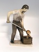 Bing & 
Grøndahl. 
Porcelænsfigur. 
Støberiarbejder.
 Model 2335. 
Højde 30 cm. (1 
sortering)