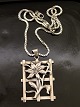 Art deco 830 
sølv vedhæng 5 
x 3,5 cm. og 
sterling sølv 
kæde 45 cm. 
emne nr. 610315