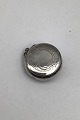 Dansk ? Sølv 
Pilleæske 
(Vedhæng) Måler 
Diam 2.9 cm 
(1.15 inch) 
Vægt 5.67 gr 
(0.20 oz) 
(Brugsspor)