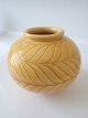Kähler (1839 - 
1975) - Rund 
gulglaceret 
vase med 
skrafittidekoration 
(måske. Julie 
kabel (1889 - 
...