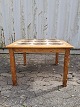 Sofabord i 
massivt egetræ 
med kakler, fra 
1980erne.
Det har 
brugsspor.
Højde 52cm 
Bredde 74cm ...