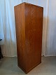 Skab i fineret 
fyrretræ og 
krydsfiner, fra 
140erne.
Det har 
brugsspor.
Højde 162cm 
Bredde 65cm ...