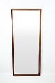 Spejl udført 
med en ramme af 
palisander, 
dansk design 
fra 1960erne. 
Spejlet står i 
meget pæn ...