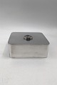 Georg Jensen 
Sterling Sølv 
Lågboks No. 969 
Sigvard 
Bernadotte
Måler  10.1 cm 
x 10.1 cm  
(3.97 ...