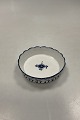 Royal 
Copenhagen 
Musselmalet 
Riflet 
Flaskebakke No. 
390. 
Måler 3 cm / 1 
3/16 inch. x 11 
cm / 4 ...