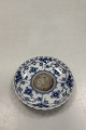 Royal 
Copenhagen  
Musselmalet 
Helblonde 
Askebæger / 
Platte med 
Sølvmønt No 
1/1009. 9 cm / 
3.54 ...
