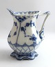 Royal 
Copenhagen. 
Musselmalet, 
helblonde. 
Flødekande. 
Model 1032. (2 
sortering). 
Højde 10 cm.