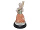 Royal 
Copenhagen 
figur, Pigen 
med guldhornet 
i overglasur. 
Dekorationsnummer 
12242.
1. ...