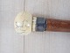 Stok med knop 
af elfenben 
fastgjort med 
metal på en 
malakkastok med 
lang 
messingdupsko. 
Engelsk? ...