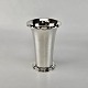 Georg Jensen 
bæger af 
sterling sølv. 
Produceret i 
1925-33.
Bort af perler 
omkring basen 
ellers ...