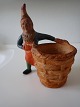 Håndmalet 
terrakottanisse 
med flettet 
kurv. Tysk ca. 
1930. Højde. 16 
cm. Bredde: 10 
cm. I ...