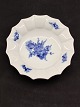 Royal 
Copenhagen Blå 
Blomst kantet 
skål 10/8556  
1.sortering D. 
17 cm. emne nr. 
611072