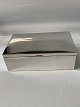 Sølvplet boks / 
cigarkasse 
Længde. 13,5 
cm.
Bredde. 22,2 
cm. 
Højde. 7,2 cm.
Perfekt stand
