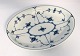 Royal 
Copenhagen. 
Musselmalet, 
riflet. Ovalt 
salat fad. 
Model 24. 
Længde 25 cm. 
Bredde 19,5 cm. 
...