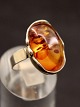 Sterling sølv 
ring med rav 
størrelse 55 
stemplet 925 
emne nr. 611562
