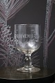 Gammelt Fransk 
souvenir vin 
glas med 
graveret skrift 

"Souvenir" 
H:13cm. 
dia.:7,5cm.