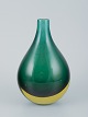 Murano, 
Italien.
Vase i grønt 
kunstglas. 
Buttet form.
Mundblæst med 
indlagte ...