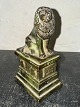 Mindre (tung) 
figur af 
Istedløven i 
bronze. Lavet 
af 
billedhuggeren 
H. W. Bisssen 
1859-60 til ...