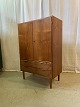 Flot skab i 
fineret teak 
fra 1960'erne.
Har brugsspor.
Højde: 117cm 
Bredde: 77cm 
Dybde: 40cm

