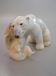 B&G 2239 Bjørn 
med Unge 2. 
Sort.  H: 13 
cm.  L: 25 cm.