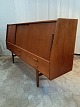 Skænk i fineret 
teaktræ, fra 
1960erne.
Den har 
brugsspor.
Højde 109cm 
Bredde 200cm 
Dybde 46cm