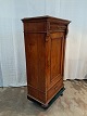 Skab i fineret 
egetræ, fra 
1900erne.
Det har 
brugsspor.
Højde 145cm 
Bredde 78cm 
Dybde 48cm