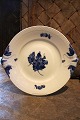 Royal 
Copenhagen Blå 
Blomst
Flettet  
kagefad med 
hanke. 
Dia.:31cm. 
Dekorations 
nummer: ...