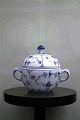 Royal 
Copenhagen , 
Musselmalet 
Riflet 
sukkerskål med 
låg og hanke.
Dekorationsnummer: 
1/244. ...