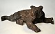 Russisk 
kunstner (20. 
årh.): En 
liggende bjørn. 
Skulptur. 
Bronze. Udfyldt 
med gips. 
Signeret. ...