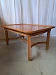 Ferdinand 
Lundqvist 
sofabord i 
fineret 
mahogni, fra 
1950erne.
Det har 
brugsspor.
Højde 58cm ...