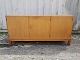 Skænk i fineret 
mahogni, fra 
1950erne.
Den har 
brugsspor.
Højde 85cm 
Bredde 175cm 
Dybde 50cm