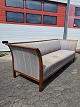 Sofa i mahogni, 
fra 1950erne.
Betrækket har 
en del 
brugsspor.
Ryghøjde 76cm 
Sædehøjde 41cm 
...